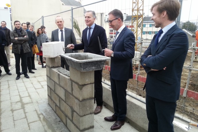 Pose de la première pierre de l'opération le Trèfle à Laval